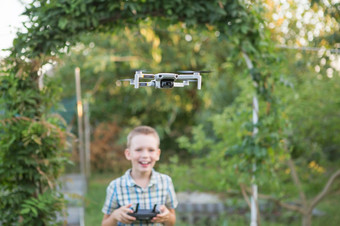 孩子飞行无人机男孩操作drones孩子操作四轴飞行器小飞行员使用无人机远程控制器