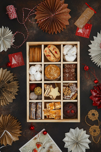 圣诞节酥饼饼干饼干分类假期饼干盒子各种各样的圣诞节自制的饼干木盒子甜蜜的饼干大木盒子圣诞节甜点表格礼物的想法