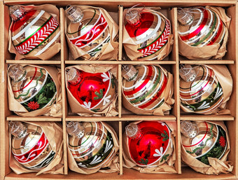 集奢侈品美洲冬青玻璃装饰物复古的风格图像古董圣诞节装饰盒子圣诞节假期作文盒子填满与圣诞节多色的装饰物