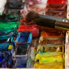 艺术家刷和水彩画油漆调色板古董程式化的照片画笔特写镜头和艺术家调色板使用调色板与画笔
