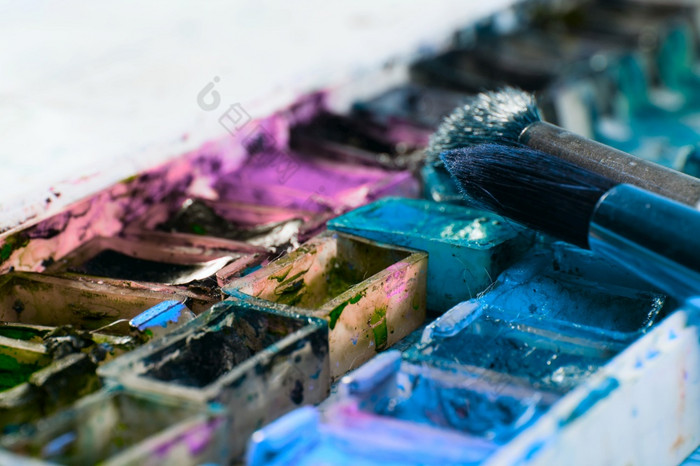 艺术家刷和水彩画油漆调色板古董程式化的照片画笔特写镜头和艺术家调色板使用调色板与画笔