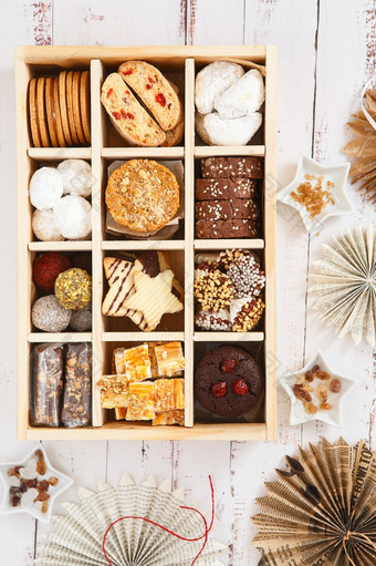 圣诞节酥饼饼干饼干分类假期饼干盒子各种各样的圣诞节自制的饼干木盒子甜蜜的饼干大木盒子圣诞节甜点表格礼物的想法