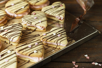 棉花糖三明治装饰与巧克力和小粉红色的糖心的烘焙托盘