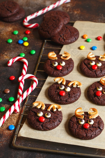 驯鹿饼干与糖果红色的鼻子烘焙纸圣诞节概念轮饼干与圣诞节鹿脸与红色的鼻子