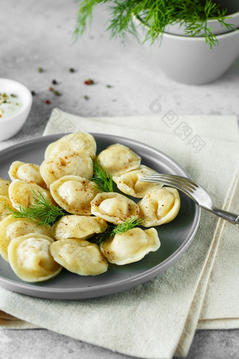 肉饺子俄罗斯水饺意式馄饨与肉灰色板食物摄影