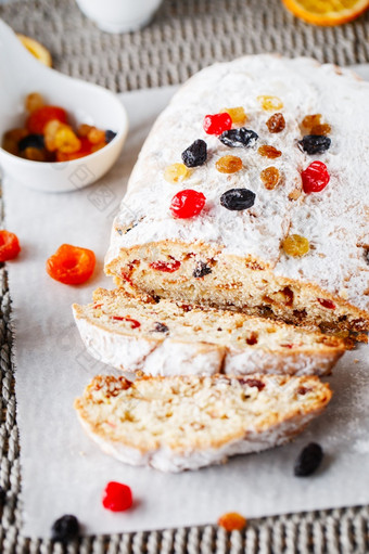 假期烘焙圣诞节蛋糕位于巴特水果面包坚果香料干蜜饯水果涂层与粉糖传统的德国面包吃的圣诞节季节新一年准备