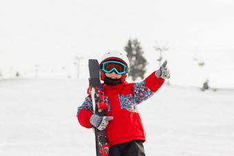 小可爱的男孩与滑雪板和滑雪装小滑雪的滑雪度假胜地冬天假期滑雪