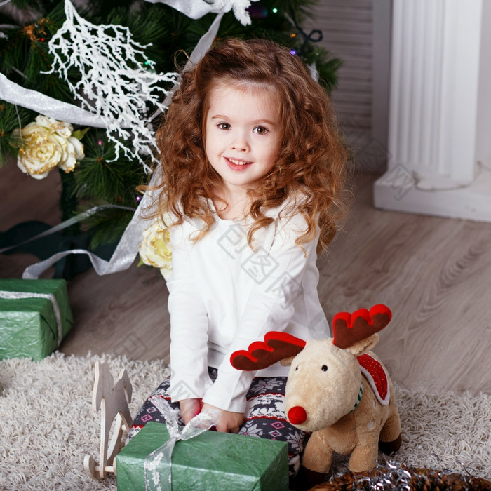 肖像可爱的小女孩肖像可爱的小女孩在圣诞节装饰