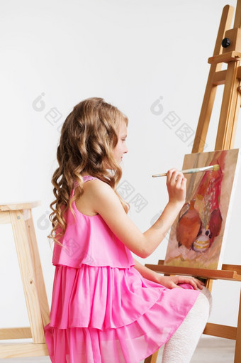 肖像可爱的小女孩绘画图片工作室艺术学校有创意的沉思的画家孩子油漆色彩斑斓的图片帆布与石油颜色车间有才华的孩子们