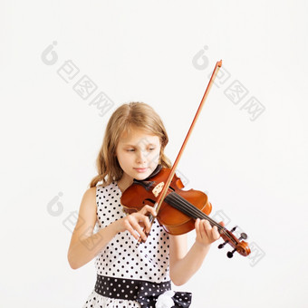 肖像女孩与字符串和玩小提琴肖像的小小提琴家美丽的有天赋的小女孩玩小提琴对的白色背景