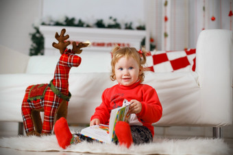 小婴儿女孩等待为奇迹圣诞节装饰