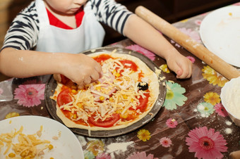 孩子们使披萨主类为孩子们烹饪意大利披萨年轻的孩子们学习烹饪披萨孩子们准备自制的披萨小烹饪