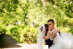 接吻爱的新婚夫妇新娘和新郎接吻的公园