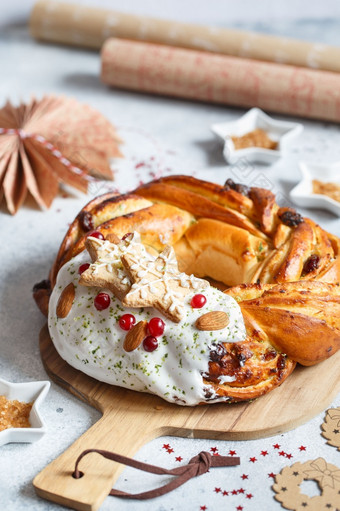 甜蜜的面包花环装饰与星星饼干蜂蜜奶油蛋卷加兰与干浆果和坚果假期食谱编织面包肉桂扭面包花环圣诞节花环面包