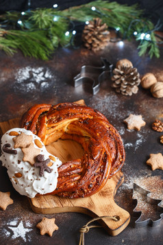 甜蜜的面包花环装饰与星星饼干蜂蜜奶油蛋卷加兰与巧克力和坚果假期食谱编织面包肉桂扭面包花环圣诞节花环面包
