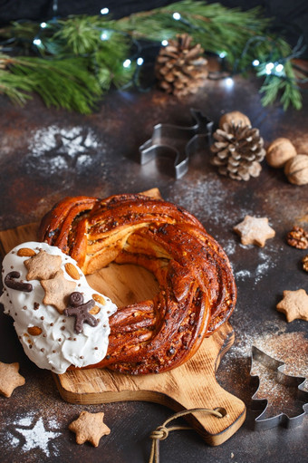 甜蜜的面包花环装饰与星星饼干蜂蜜奶油蛋卷加兰与巧克力和坚果假期食谱编织面包肉桂扭面包花环圣诞节花环面包