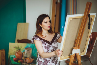 女人艺术家绘画图片工作室有创意的沉思的画家女孩油漆色彩斑斓的图片帆布与石油颜色车间