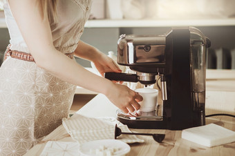 女人使新鲜的表示咖啡制造商咖啡机使咖啡咖啡师咖啡制造<strong>商机</strong>磨床portafilter概念