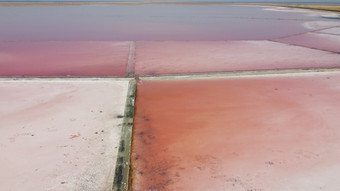 空中前视图美丽的盐湖与粉红色的水视图粉红色的湖从飞行无人机无人机<strong>直升飞机</strong>摄影从以上景观与无人机