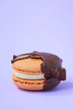 巧克力蛋糕macaron蛋白杏仁饼干紫色的背景色彩斑斓的杏仁饼干法国蛋白杏仁饼干蛋糕特写镜头蛋白杏仁饼彩色的背景