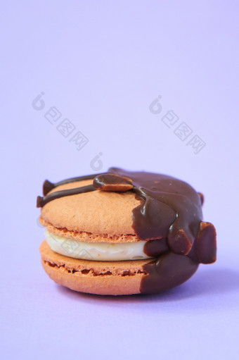巧克力蛋糕macaron蛋白杏仁饼干紫色的背景色彩斑斓的杏仁饼干法国蛋白杏仁饼干蛋糕特写镜头蛋白杏仁饼彩色的背景
