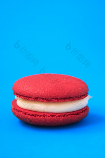 红色的蛋糕macaron<strong>蛋白</strong>杏仁饼干蓝色的背景色彩斑斓的杏仁饼干法国<strong>蛋白</strong>杏仁饼干蛋糕特写镜头<strong>蛋白</strong>杏仁饼彩色的背景