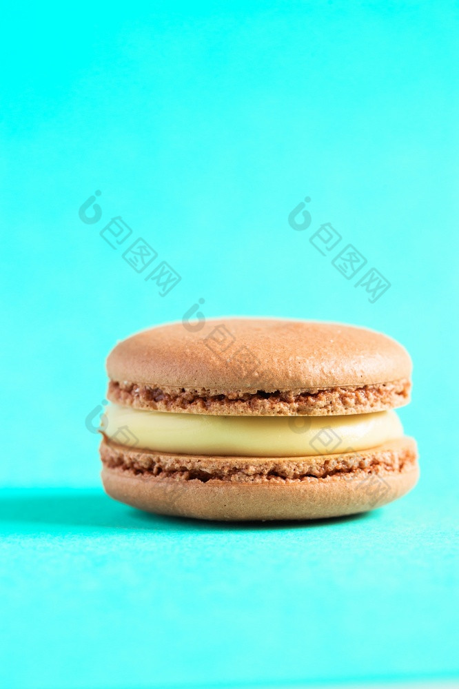 棕色（的）蛋糕macaron蛋白杏仁饼干绿松石蓝色的背景色彩斑斓的杏仁饼干法国蛋白杏仁饼干蛋糕特写镜头蛋白杏仁饼彩色的背景