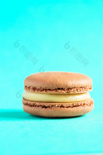 棕色（的）蛋糕macaron<strong>蛋白</strong>杏仁饼干绿松石蓝色的背景色彩斑斓的杏仁饼干法国<strong>蛋白</strong>杏仁饼干蛋糕特写镜头<strong>蛋白</strong>杏仁饼彩色的背景