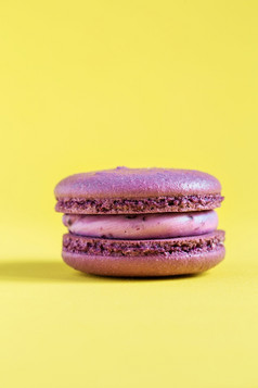 紫色的蛋糕macaron蛋白杏仁饼干黄色的背景色彩斑斓的杏仁饼干法国蛋白杏仁饼干蛋糕特写镜头蛋白杏仁饼彩色的背景