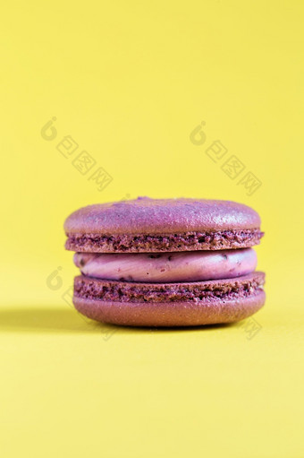 紫色的蛋糕macaron蛋白杏仁饼干黄色的背景色彩斑斓的杏仁饼干法国蛋白杏仁饼干蛋糕特写镜头蛋白杏仁饼彩色的背景