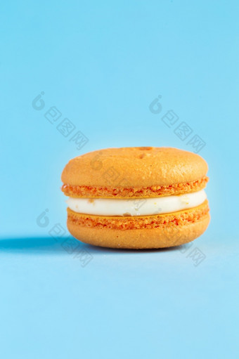 橙色蛋糕macaron蛋白杏仁饼干蓝色的背景色彩斑斓的杏仁饼干法国蛋白杏仁饼干蛋糕特写镜头蛋白杏仁饼彩色的背景
