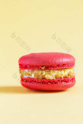 红色的蛋糕macaron蛋白杏仁饼干黄色的背景色彩斑斓的杏仁饼干法国蛋白杏仁饼干蛋糕特写镜头蛋白杏仁饼彩色的背景