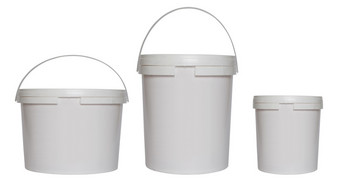 三个白色塑料桶孤立的白色背景三个白色塑料桶