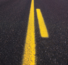 沥青路纹理与黄色的条纹沥青路纹理