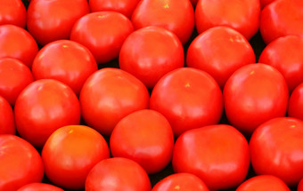 新鲜的西红柿街市场为出售新鲜的西红柿
