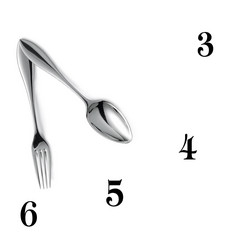 时钟使勺子和叉孤立的白色背景时钟使勺子和叉孤立的