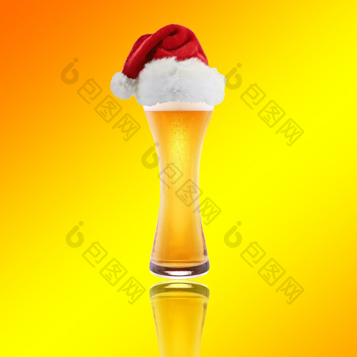 啤酒和他圣诞老人老人黄色的背景圣诞老人老人他与啤酒黄色的背景