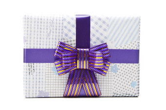 礼物盒子与大弓丝带孤立的白色背景礼物盒子与大弓丝带