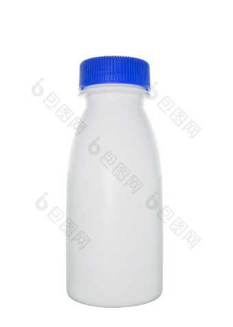 牛奶瓶与蓝色的帽孤立的牛奶瓶与蓝色的帽