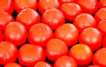 新鲜的西红柿街市场为出售新鲜的西红柿