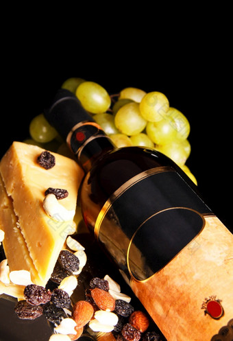 红色的酒瓶与葡萄和奶酪黑色的红色的酒瓶与葡萄和奶酪