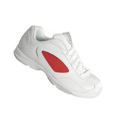 单体育运动鞋孤立的白色体育运动鞋