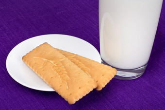 牛奶和饼干紫罗兰色的背景牛奶和饼干