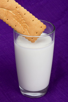 牛奶与饼干紫罗兰色的背景牛奶与饼干