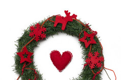 圣诞节花环与红色的心孤立的白色背景圣诞节花环与红色的心