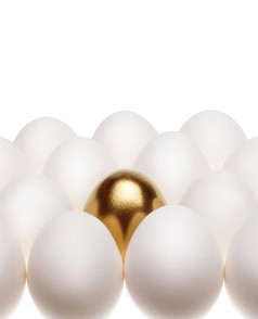 一个黄金蛋了在常见的白色鸡蛋孤立的白色背景一个黄金蛋了在常见的白色鸡蛋