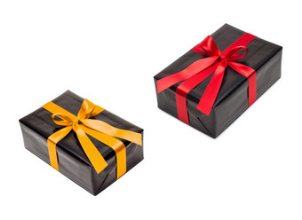 黑色的礼物盒子与黄色的缎丝带和弓两个礼物盒子与黄色的和红色的缎丝带