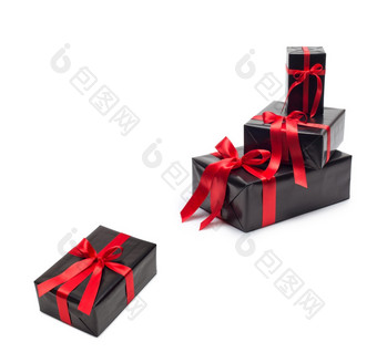 黑色的礼物<strong>盒子</strong>与<strong>红色</strong>的缎丝带和弓在黑色的缎黑色的礼物<strong>盒子</strong>与<strong>红色</strong>的缎丝带和弓