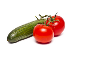 番茄和绿色黄瓜孤立的白色背景番茄和绿色黄瓜