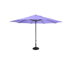 紫罗兰色的海滩伞孤立的白色